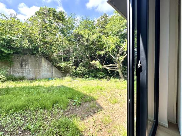 室内から庭先へ
