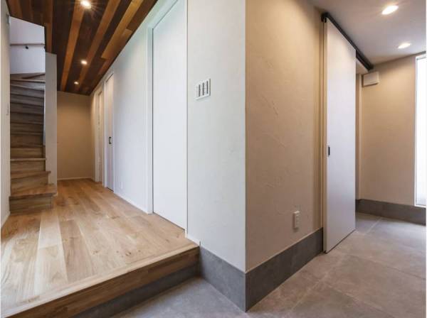 ゆとりある土間が設けられた玄関