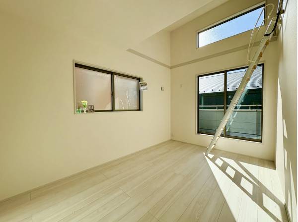 勾配天井で開放感のある約6.8帖の洋室！