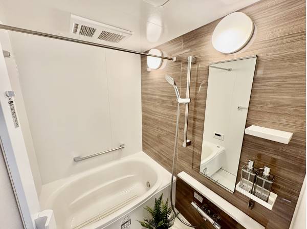 お風呂は浴室乾燥機が付いております。