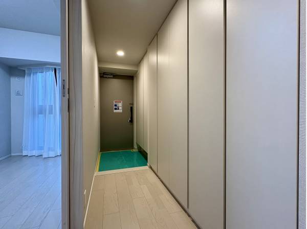 収納たっぷりの玄関スペース