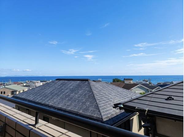 バルコニーから海が見えます