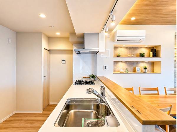 リビングを見渡せる開放感、日常にゆとりを生むキッチン。