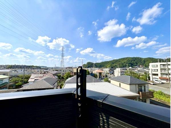 青空と街並みを望む、開放感あふれる眺望。