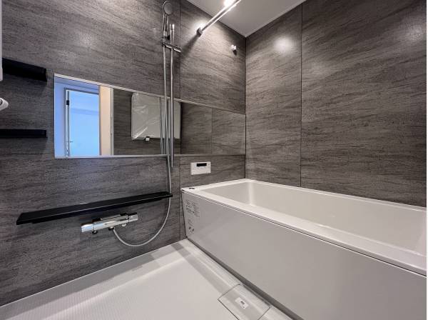 落ち着いたトーンが寛ぎのバスタイムへと誘います