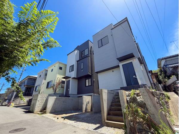 静かで閑静な住宅地の一画です（左がA棟）