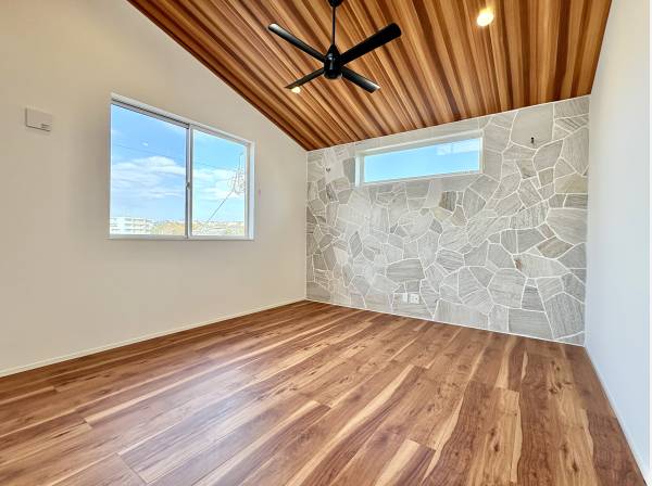 リビングには石張りを採用