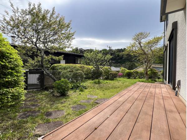 サンサン日差しを浴びれるウッドデッキは憧れますね