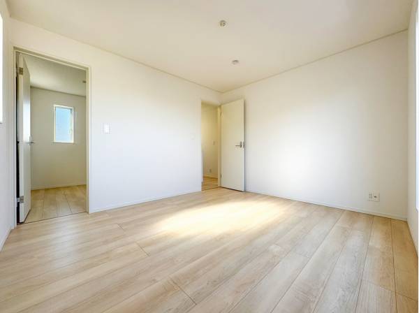 約7帖の主寝室は大きなベッドもゆとりをもって置けそうです