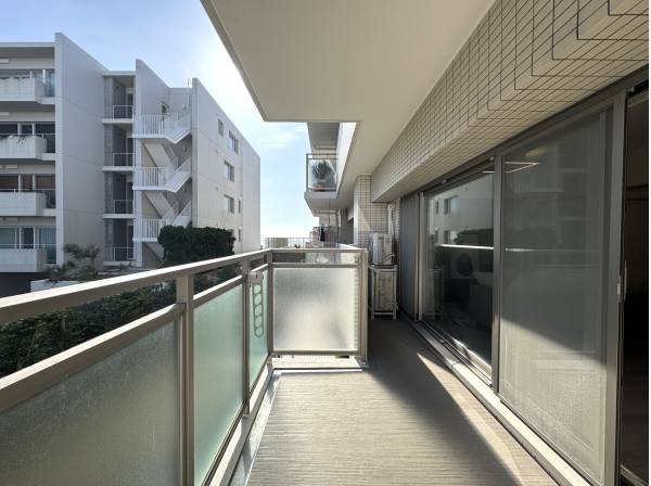 バルコニーからチラッと海が見えます