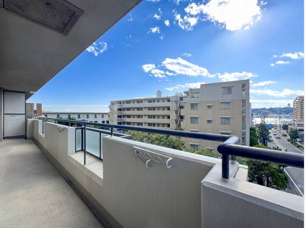 バルコニーの片隅からチラっと見える江ノ島のシーキャンドル