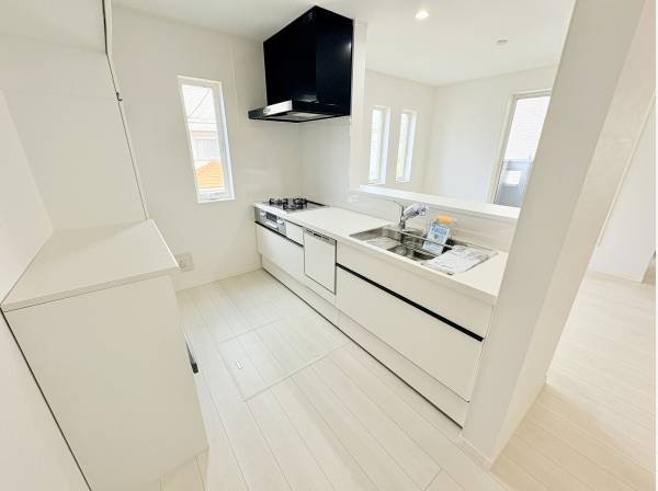 家事を助ける食洗機付き。白と黒のコントラストがお洒落