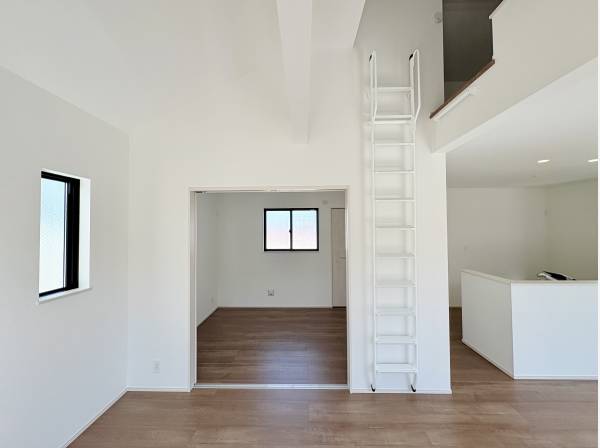 LDKの隣に洋室、上にはロフトがあります