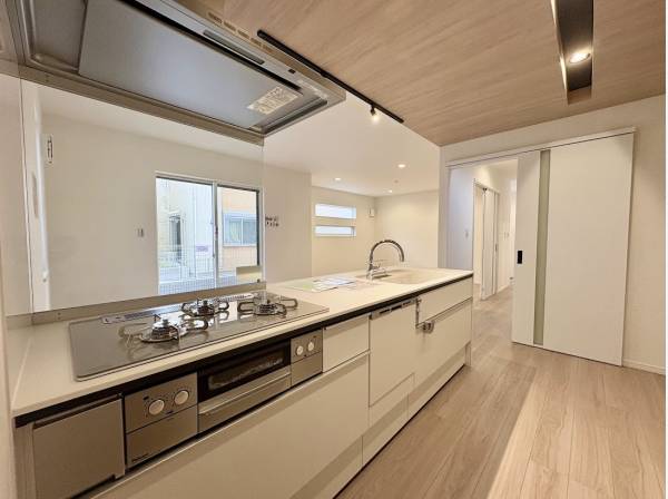 お料理をしながら、リビングを見渡せます！