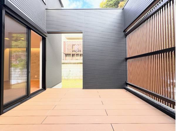 プライベート空間の約8帖のウッドデッキ