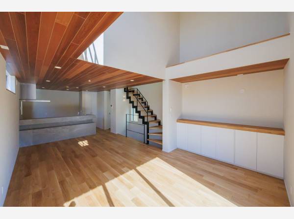 木の天井とアイアン階段が映えるリビング。デザイン性と居心地の両立。