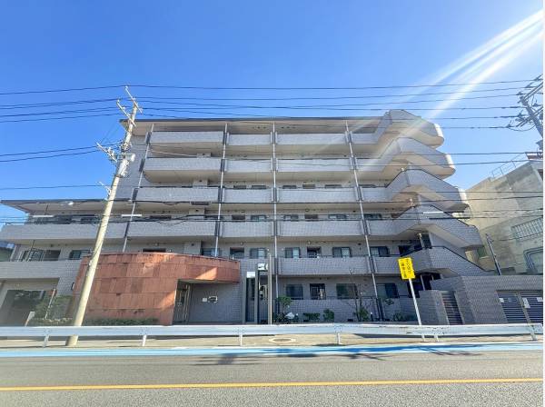 エントランスを彩る赤茶色の壁が印象的なマンションです