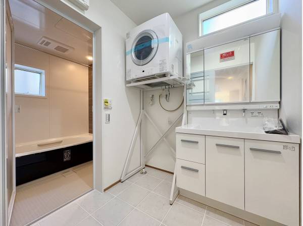 パウダールーム・バスルームには乾燥機も備わります