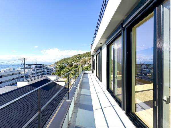 LDKから繋がるこのバルコニーも魅力的。