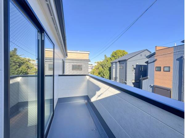 洗濯物がカラッと乾きそうな陽当たりの良いバルコニー