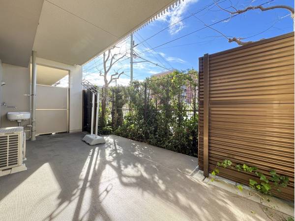 鮮やかな緑の目隠しがプライバシーを守ります