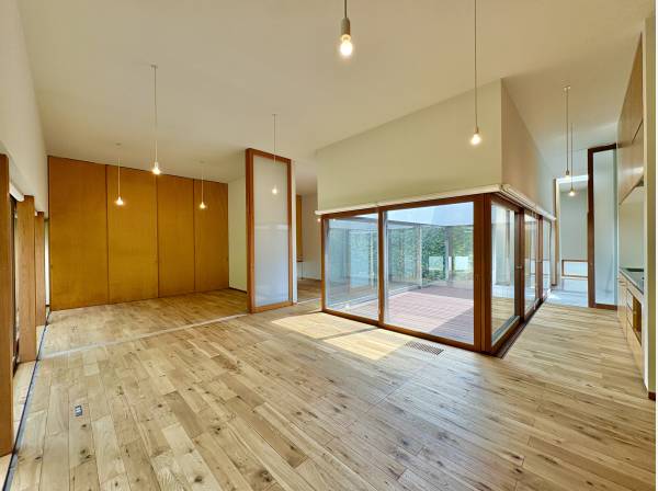 室内からも中庭を存分に味わえます