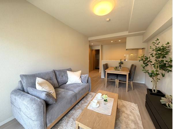 センス良く仕上げられた室内空間。家具も配置され生活イメージも

