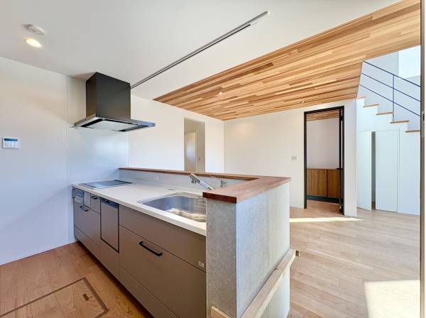 視線の抜けや光の届き方、
素材の手触りまでを意識した建物です