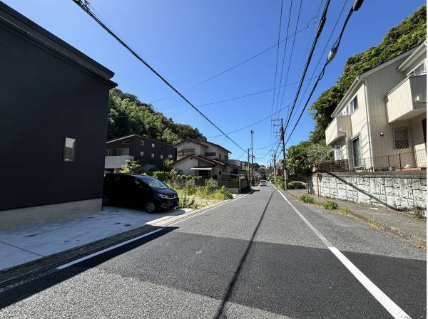 約１０ｍの広い道路に接し、車でのアプローチにも優れます