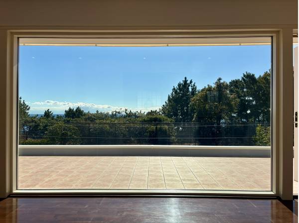 ダイナミックな大きさの窓、その先には松と海の美しいコントラスト