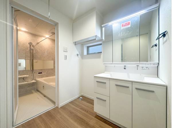 洗面室には室内物干しがあるので雨の日や花粉の時期も安心です