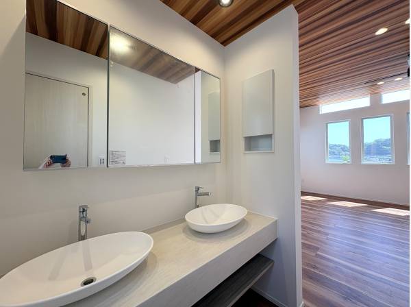 独立した２ボウルの洗面化粧台