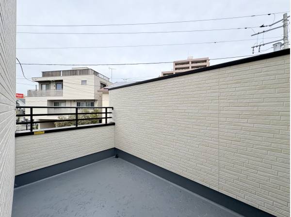 勝手口を抜けるともう1つのバルコニーがありました