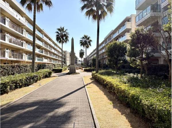 マンション敷地内の中庭
