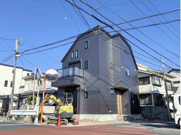 開放的な南東角地に佇む陽だまりのロフト付き新築戸建