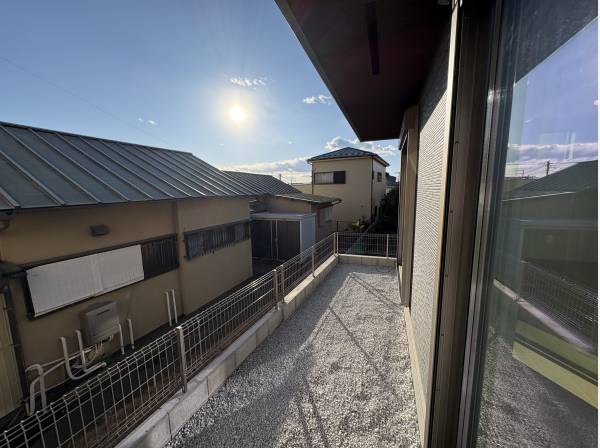 一階リビングをでれば洗濯物を乾かせる庭があります。太陽の光も良好です