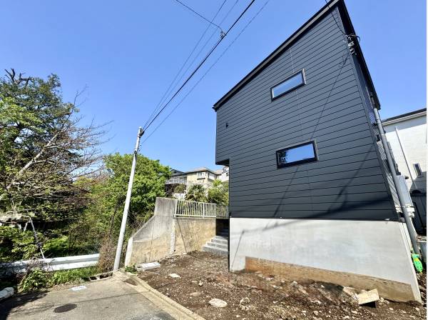 ブラックカラーのスタイリッシュな外観