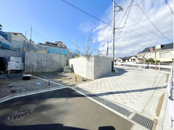 綺麗に整備された開発分譲地内の1画に位置しています。