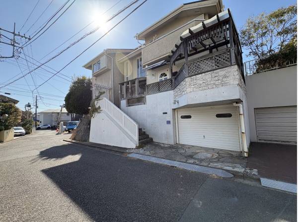 ガレージ付きの大型邸宅です