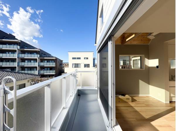 南西向きで陽の光がたっぷり差し込みます。