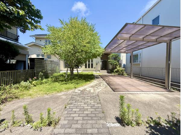 伐採などを行えれば、お車複数台駐車可能です。