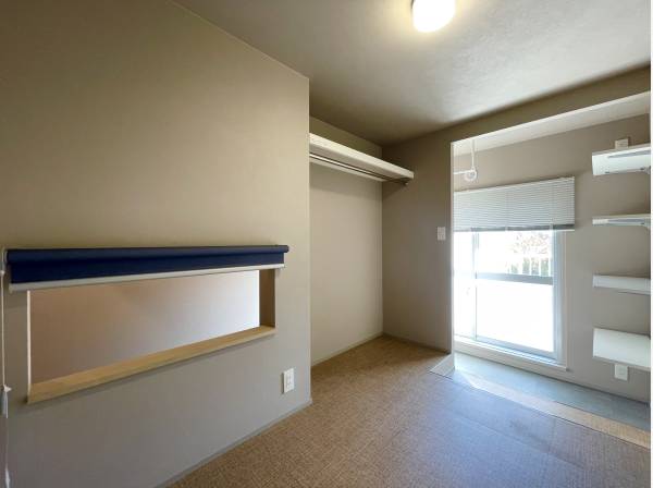 秘密基地のようなお部屋は日当たりもしっかりと確保されてます