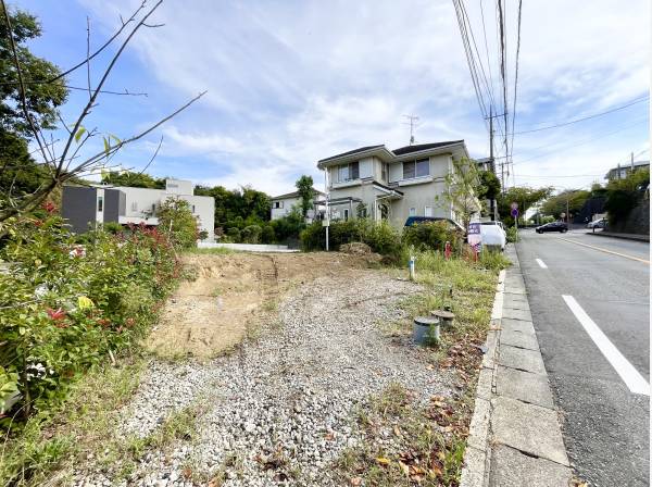 前面道路が約12ｍの広さで車の出し入れもしやすいロケーション