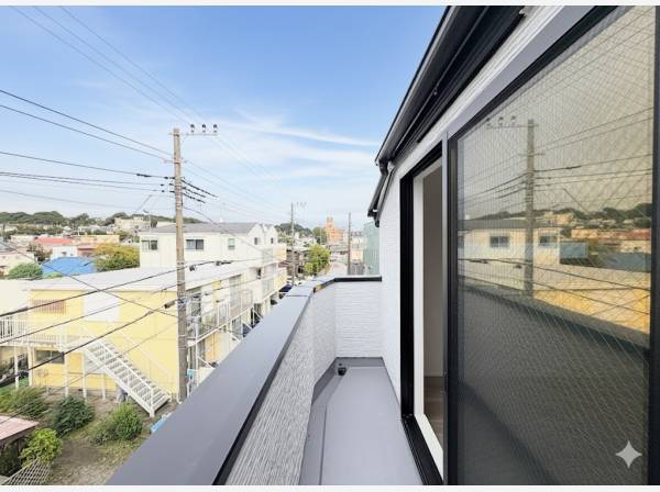 2階、3階にそれぞれバルコニーがあります