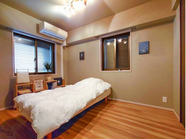 シックな色合いのクロスに囲まれ穏やかな睡眠が期待できそうなお部屋