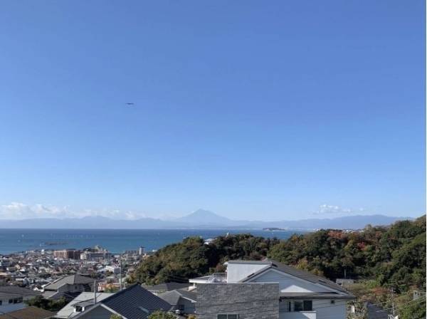 高台から相模湾と富士山を望む眺望