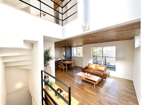 吹き抜けで明るく開放的な印象です。