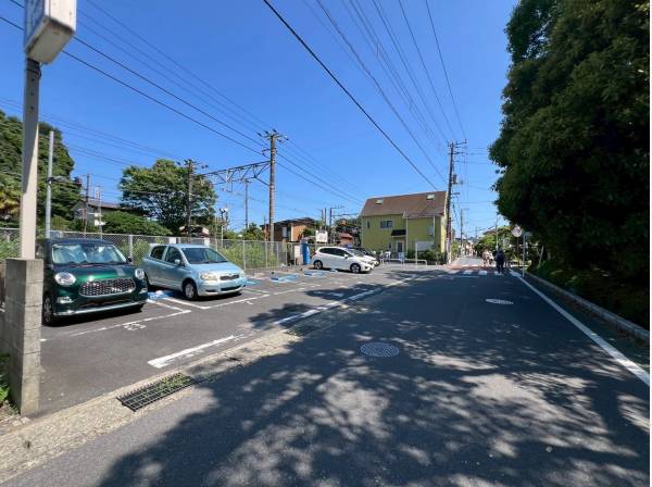面している通りはどちらも6m以上の広さでお車も安心