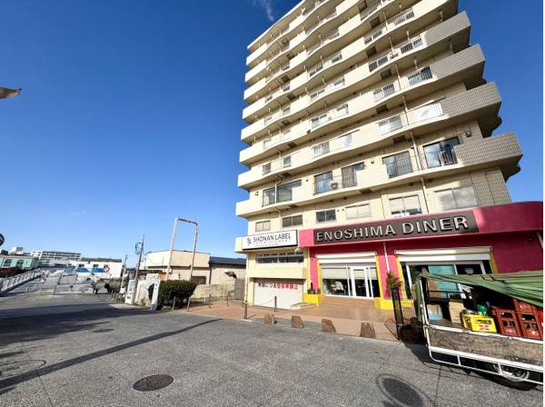 片瀬江ノ島駅徒歩3分の立地です。海にも駅にも近い嬉しいロケーション