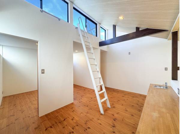 空へも下階へも視界広がる開放的な約10帖のお部屋
